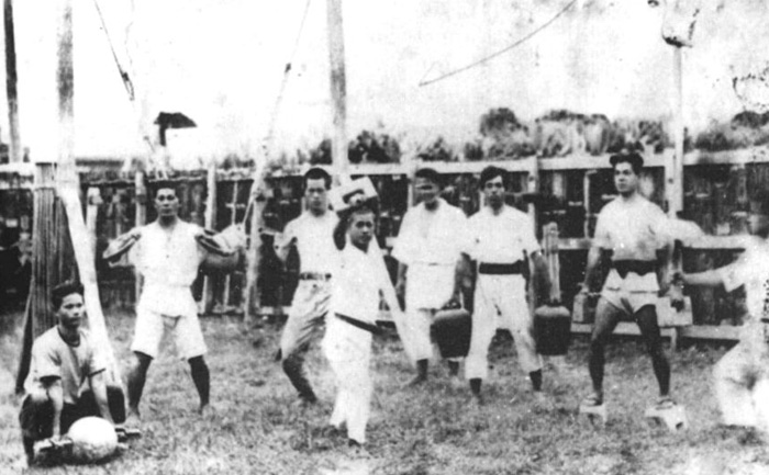 Hojo Undo trénink v zahradním dojo Karate Kenkyu Klubu (cca 1926) , v pozadí Miyagi Chojun Sensei