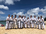 Okinawa 2019 skupina po tréninku na pláži Okinawa 2019 skupina po tréninku na pláži